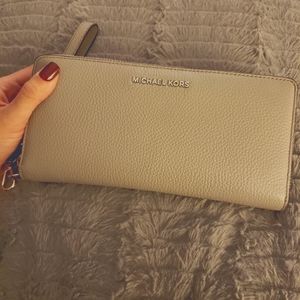 MICHEAL KORS TRAVEL LEATHER WALLET